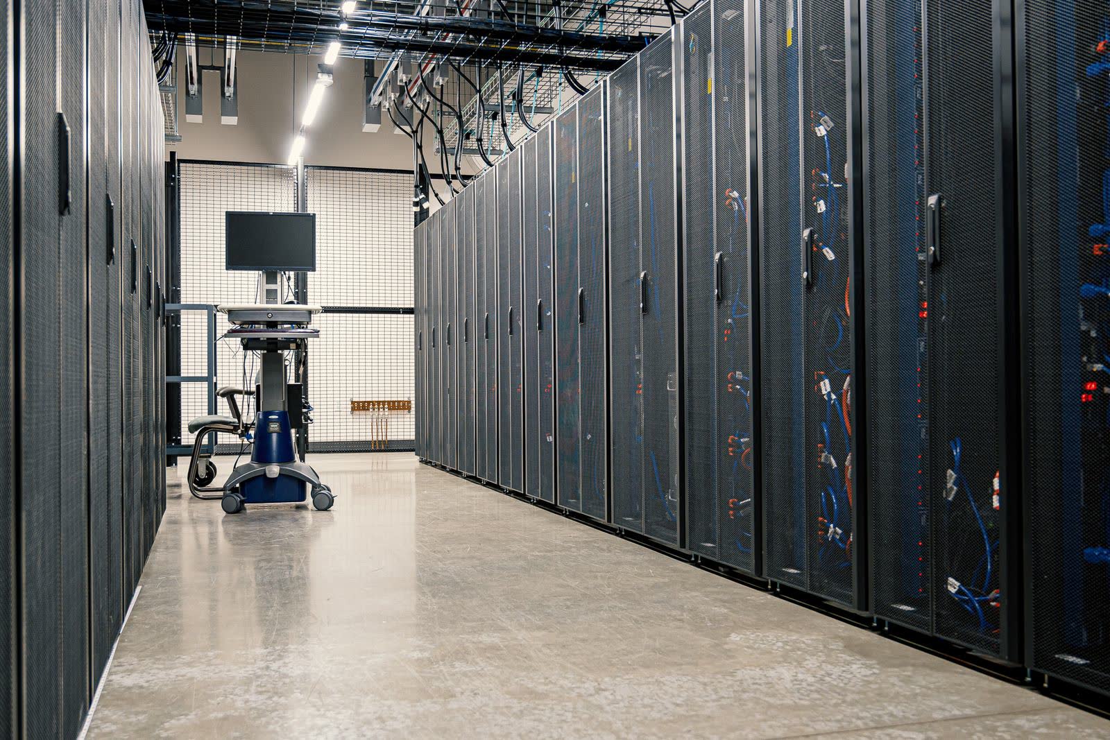 Gang tussen serverkasten in een datacenter