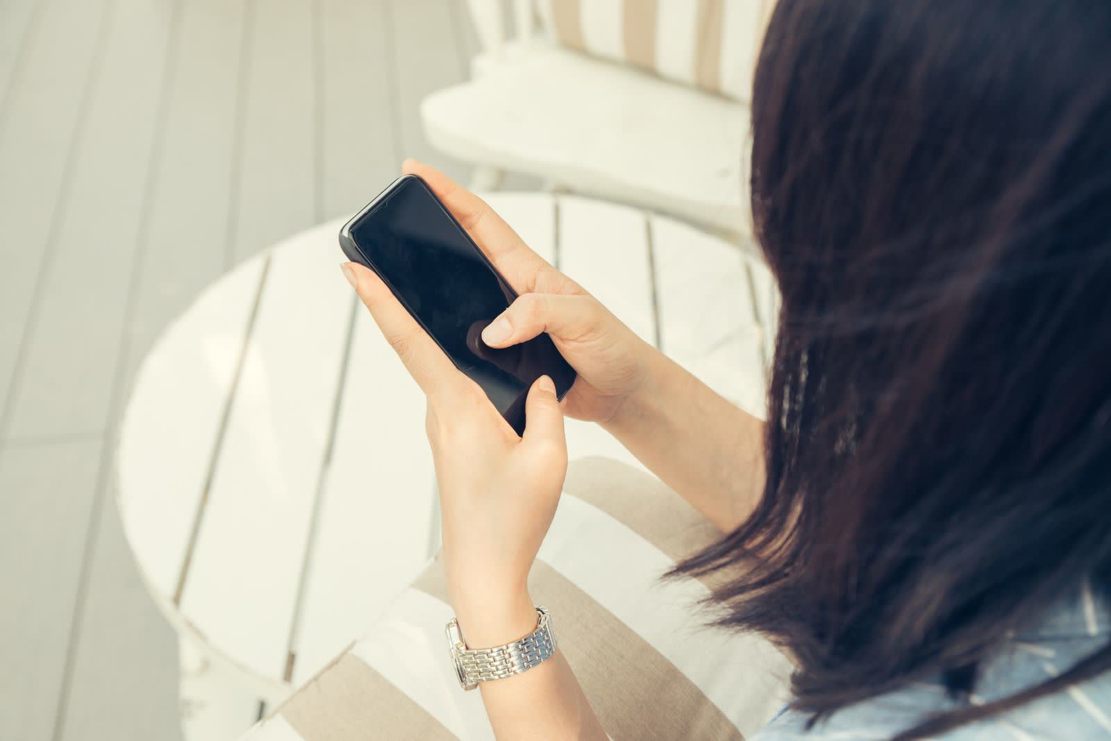 Vrouw die op haar telefoon een website bekijkt